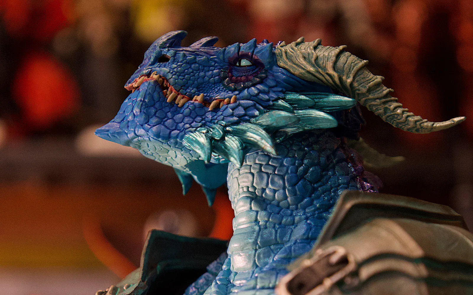 Miniatura de criatura reptiliana impressa em 3D e pintada à mão, em detalhe
