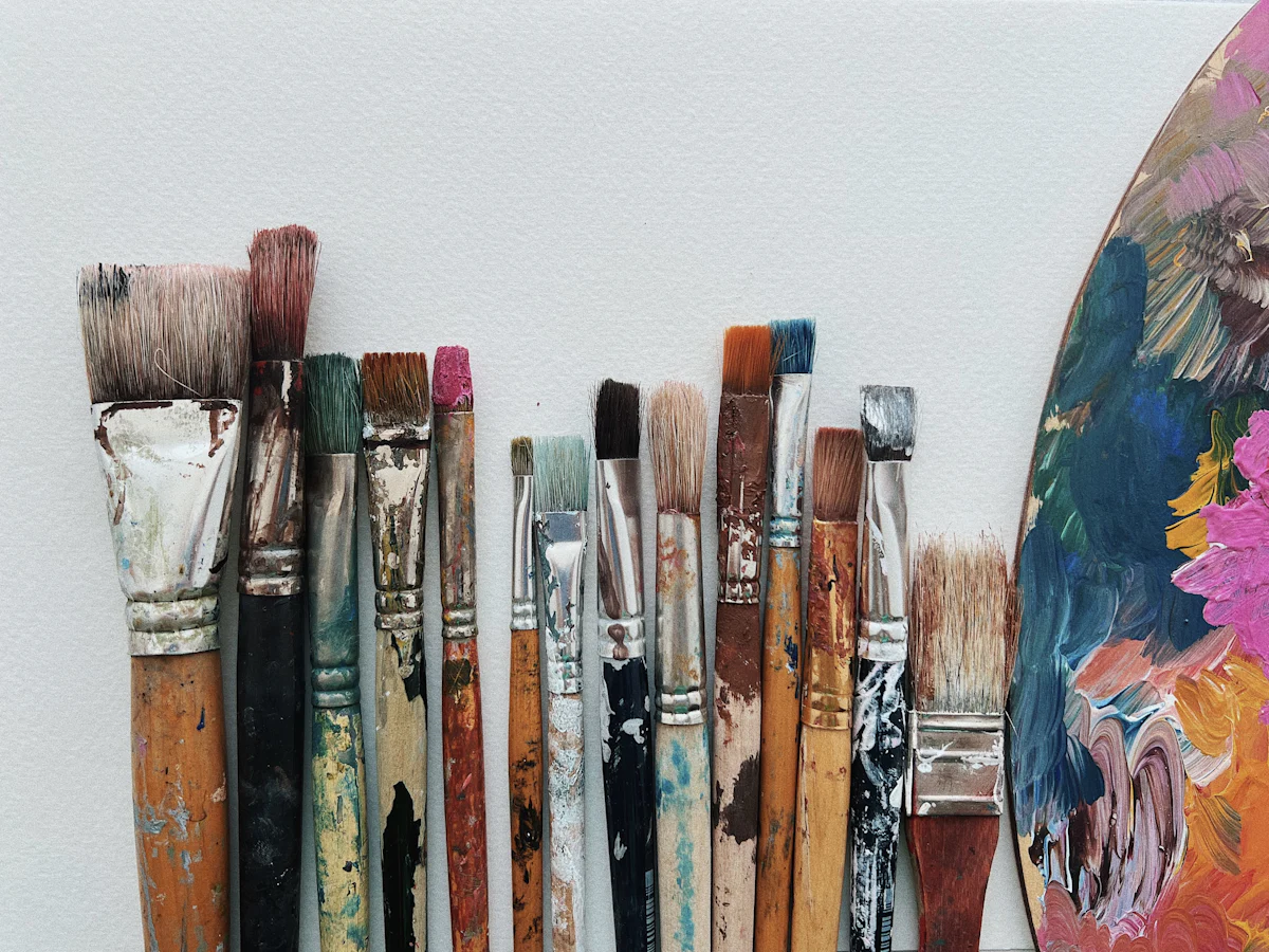 Pincéis de precisão usados na pintura manual de miniaturas