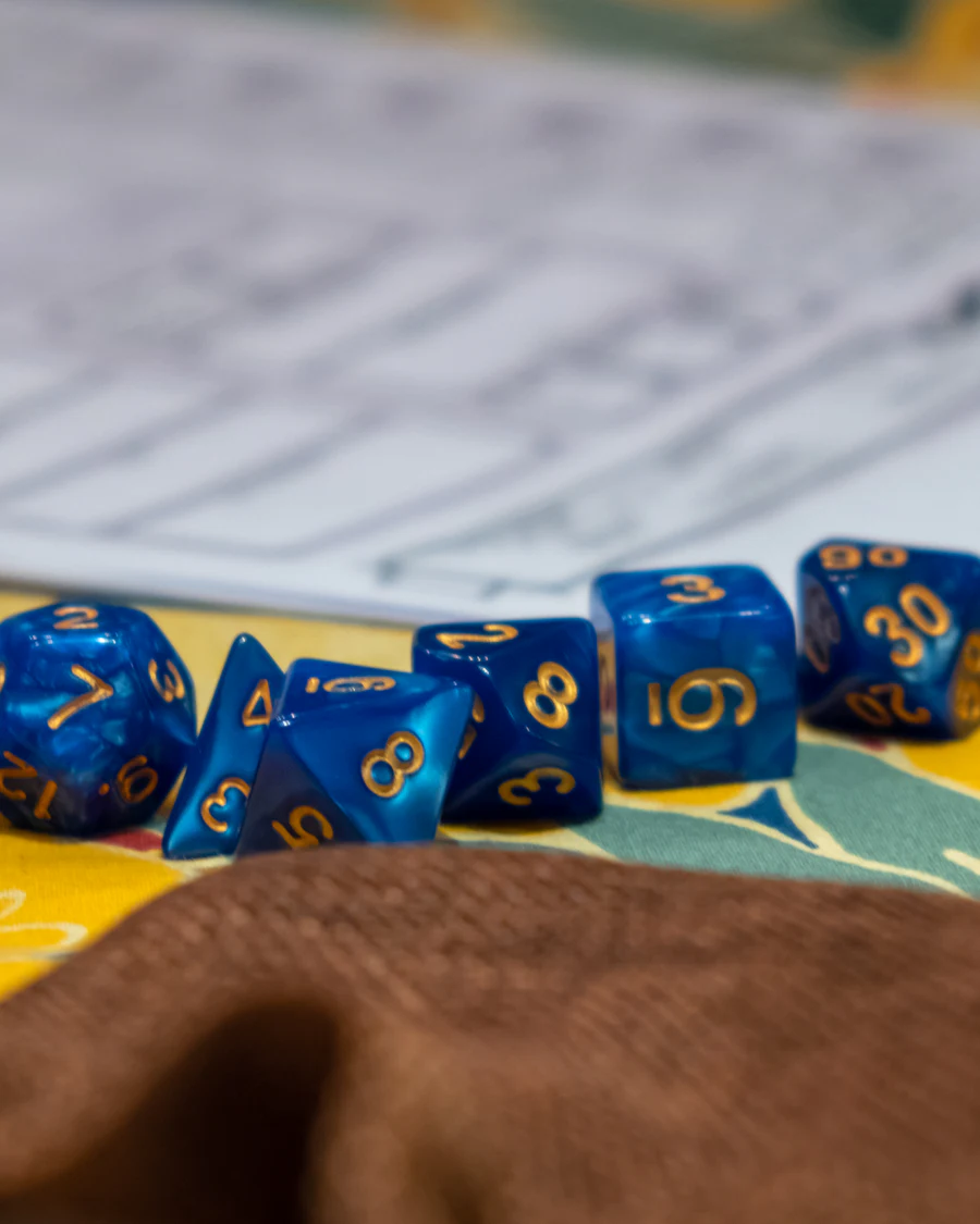 Dados de RPG sobre uma ficha de personagem preenchida