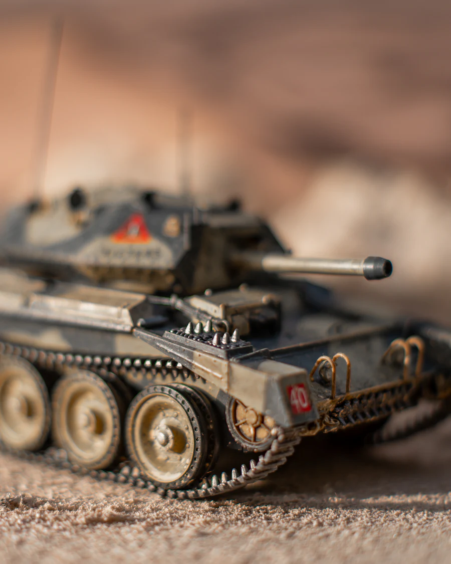 Modelo em escala de veículo militar com pintura camuflada