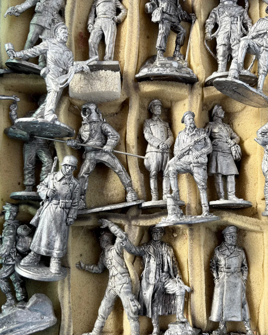 Conjunto de miniaturas impressas ainda sem pintura, em cinza