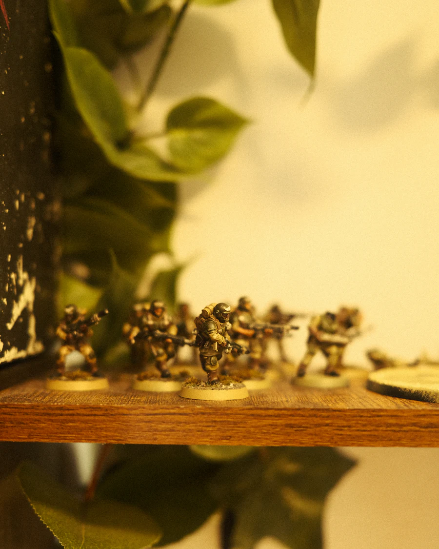 Fileira de miniaturas pintadas expostas em prateleira de madeira